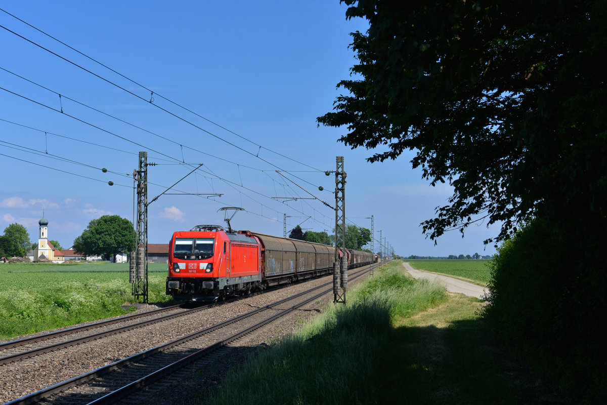 187 112 mit einem Güterzug am 01.06.2017 bei Amselfing. 