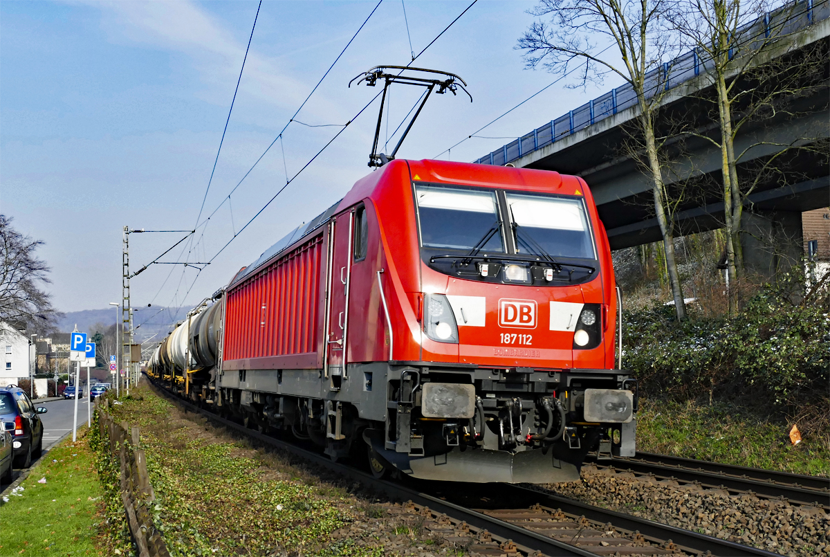 187 112 mit gem. Güterzug durch Königswinter - 08.02.2018