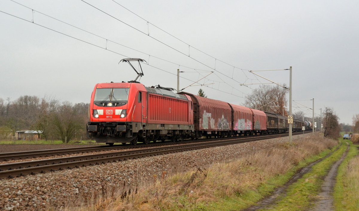 187 112 rollte mit einem gemischten Güterzug am 03.12.19 durch Jeßnitz Richtung Bitterfeld.