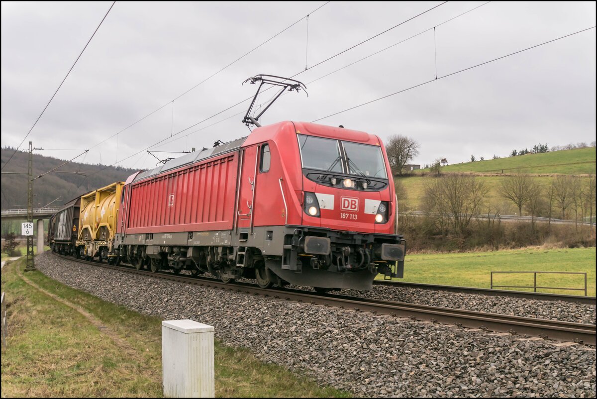 187 113-6 mit einem gemiscchten Güterzug am 09.02.2022 bei Hermannspiegel unterwegs.