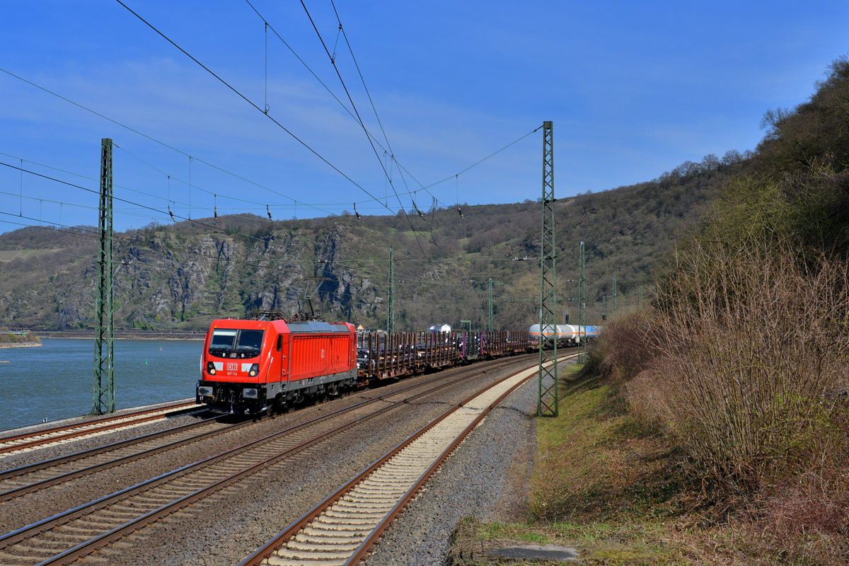 187 114 mit einem Güterzug am 25.03.2017 bei St. Goarshausen. 
