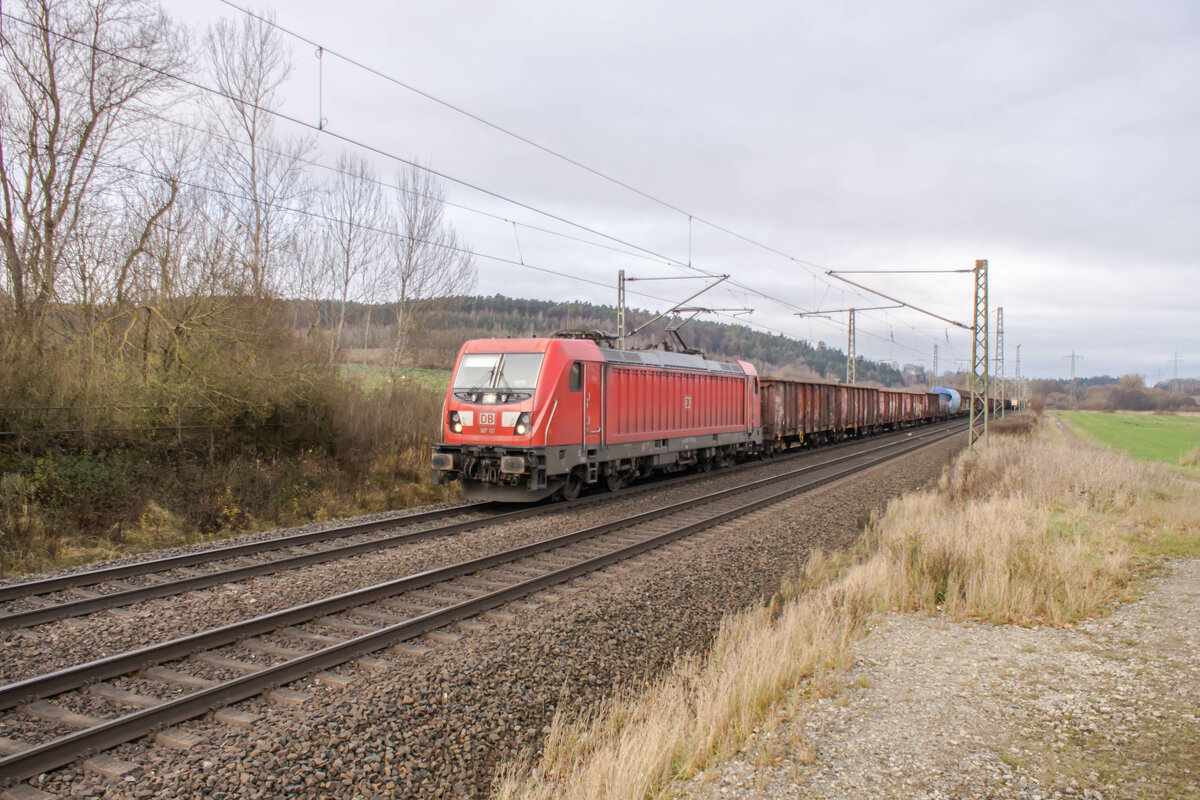 187 117-7 unterwgs mit einem gemischten Güterzug bei Kerzell am 23.11.2021.