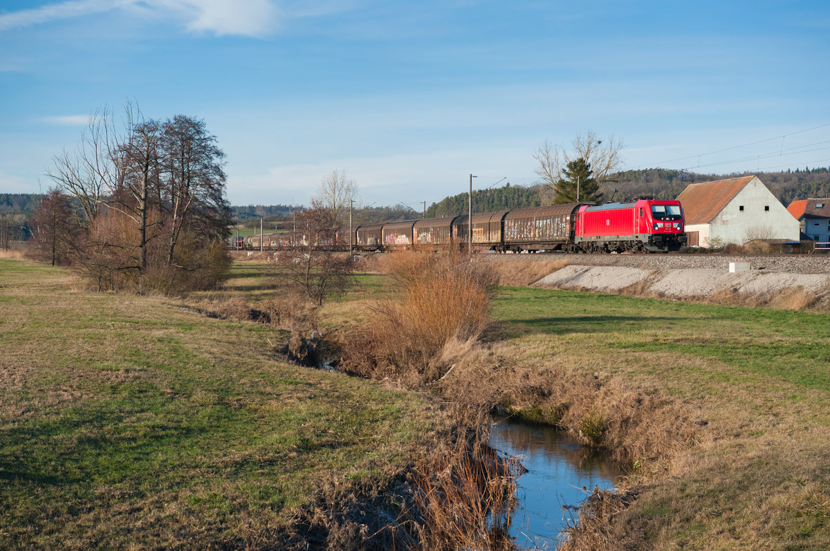 187 118 mit einem gemischten Güterzug bei Mitteldachstetten Richtung Ansbach, 19.01.2019