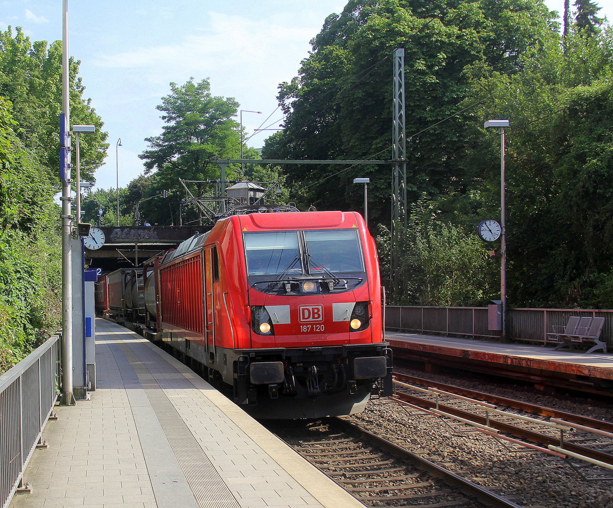 187 120 DB kommt aus Richtung Köln,Aachen-Hbf und fährt durch Aachen-Schanz mit einem  Containerzug aus Gallarate(I) nach Zeebrugge-Vorming(B) und fährt in Richtung Aachen-West. Aufgenommen vom Bahnsteig von Aachen-Schanz. 
Bei Sommerwetter am Nachmittag vom 25.6.2019.