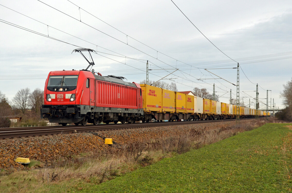 187 120 führte am 05.02.23 den DHL-Containerzug von Großbeeren nach Frankfurt(M) durch Gräfenhainichen Richtung Bitterfeld. Wegen der Sperrung bei Dessau wird der Zug in dieser Zeit über Wittenberg geführt.
