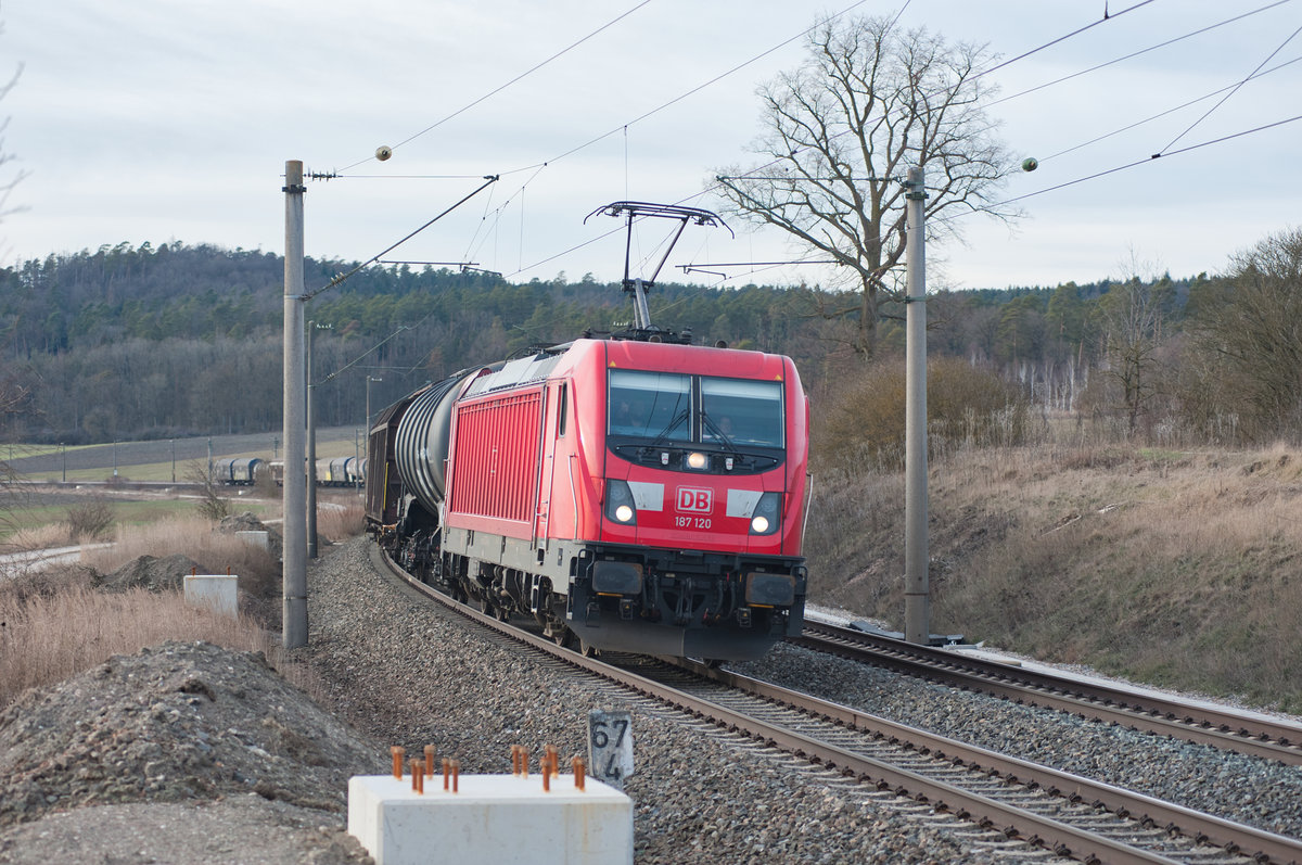 187 120 mit einem gemischten Güterzug bei Mitteldachstetten Richtung Ansbach, 23.02.2019