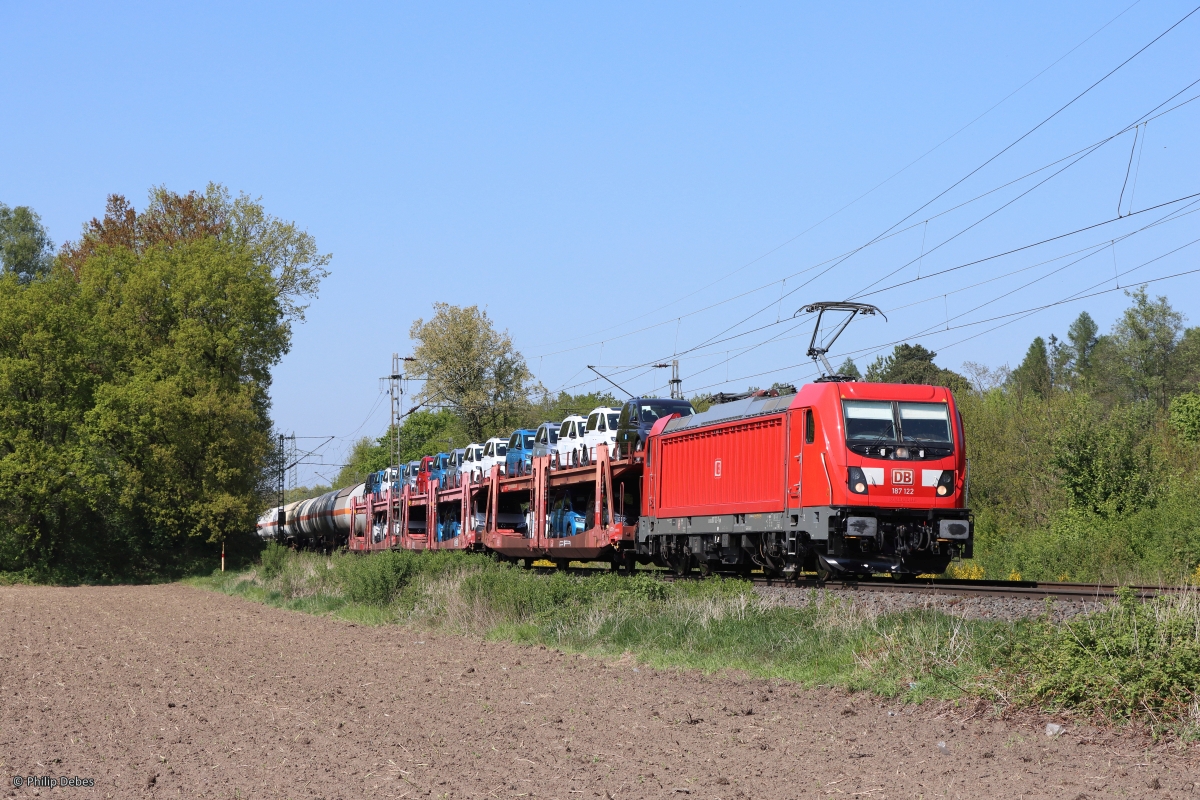 187 122-7 (DB) mit einem Autotransportzug in Ratingen Lintorf, 28. April 2022