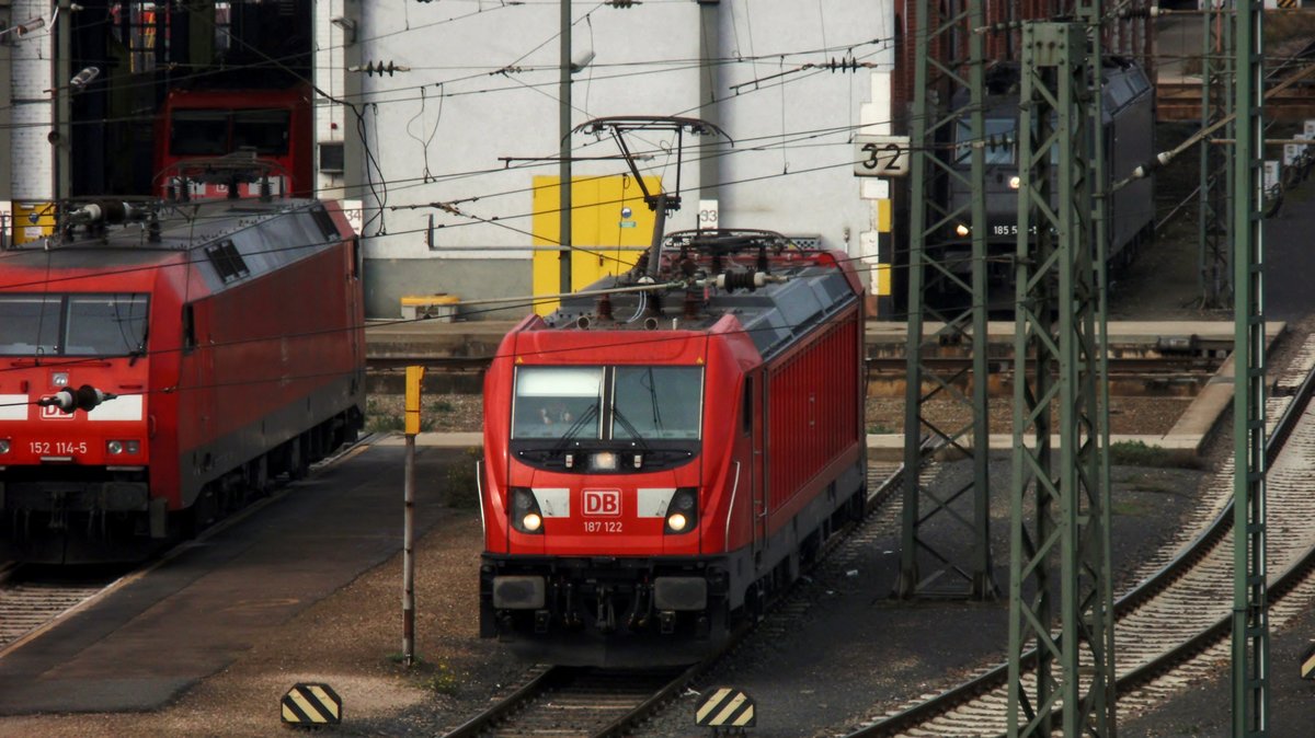 187 122-7 steht vor dem Instandhaltungswerk des Mannheimer Rangierbahnhof. Dieser ist übrigens der zweitgrößte Deutschlands. Aufgenommen am 21. Oktober 2017.