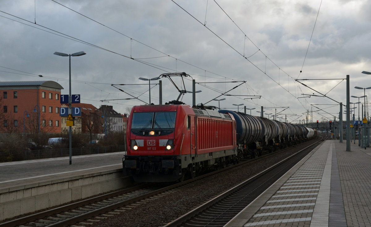 187 122 führte am 30.12.18 einen gemischten Güterzug durch Bitterfeld Richtung Dessau.