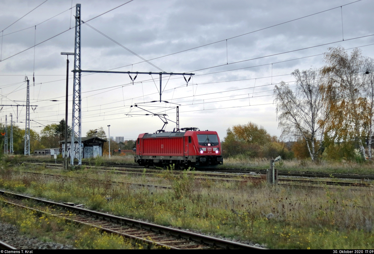 187 124-3 als Tfzf durchfährt den Bahnhof Angersdorf auf Gleis 10 Richtung Buna-Werke.
Aufgenommen von Bahnsteig 2/3.

🧰 DB Cargo
🚩 Bahnstrecke Merseburg–Halle-Nietleben (KBS 588)
🕓 30.10.2020 | 16:09 Uhr