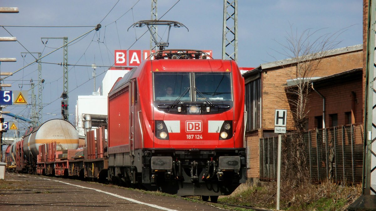 187 124 mit einem Güterzug in Mannheim Waldhof (24.03.18).
