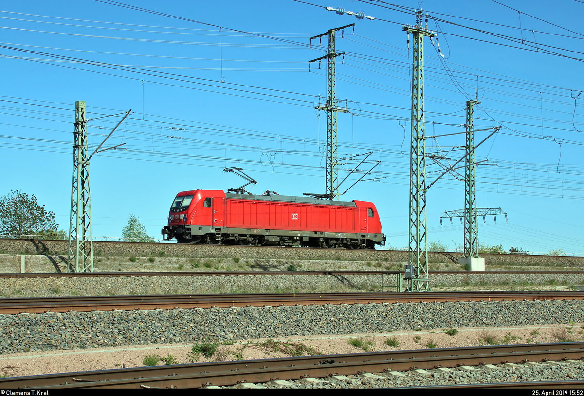 187 126-8 DB als Tfzf rangiert in Halle (Saale), Karl-von-Thielen-Straße (Gebiet der DR), auf der Ostumfahrung für den Güterverkehr, um wenig später einen Schüttgutzug in südlicher Richtung zu übernehmen, der zuvor mit 232 309-5 DB bespannt war.
[25.4.2019 | 15:52 Uhr]