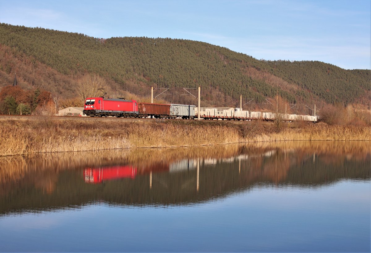 187 126-8 fuhr am 18.12.20 mit einem Mischer durch Etzelbach.
