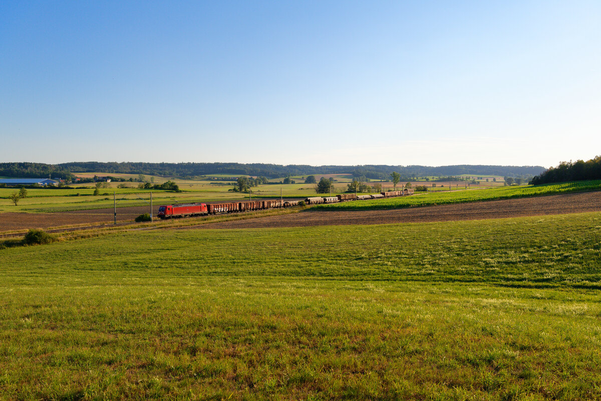 187 126 DB Cargo mit einem gemischten Güterzug bei Oberdachstetten Richtung Ansbach, 06.08.2020