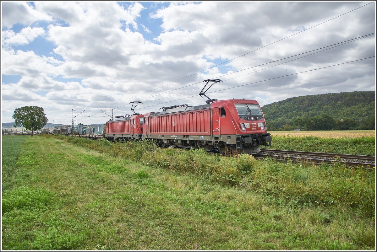 187 127-6 u.187 118-5 sind mit einen gemischten Güterzug am 26.08.2020 bei Himmelstadt zu sehen.