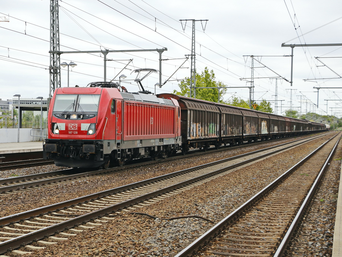 187 128 mit einem Güterzug am 15. Mai 2019 in Golm (Potsdam)  mit einem Güterzug am 15. Mai 2019 in Golm (Potsdam). 