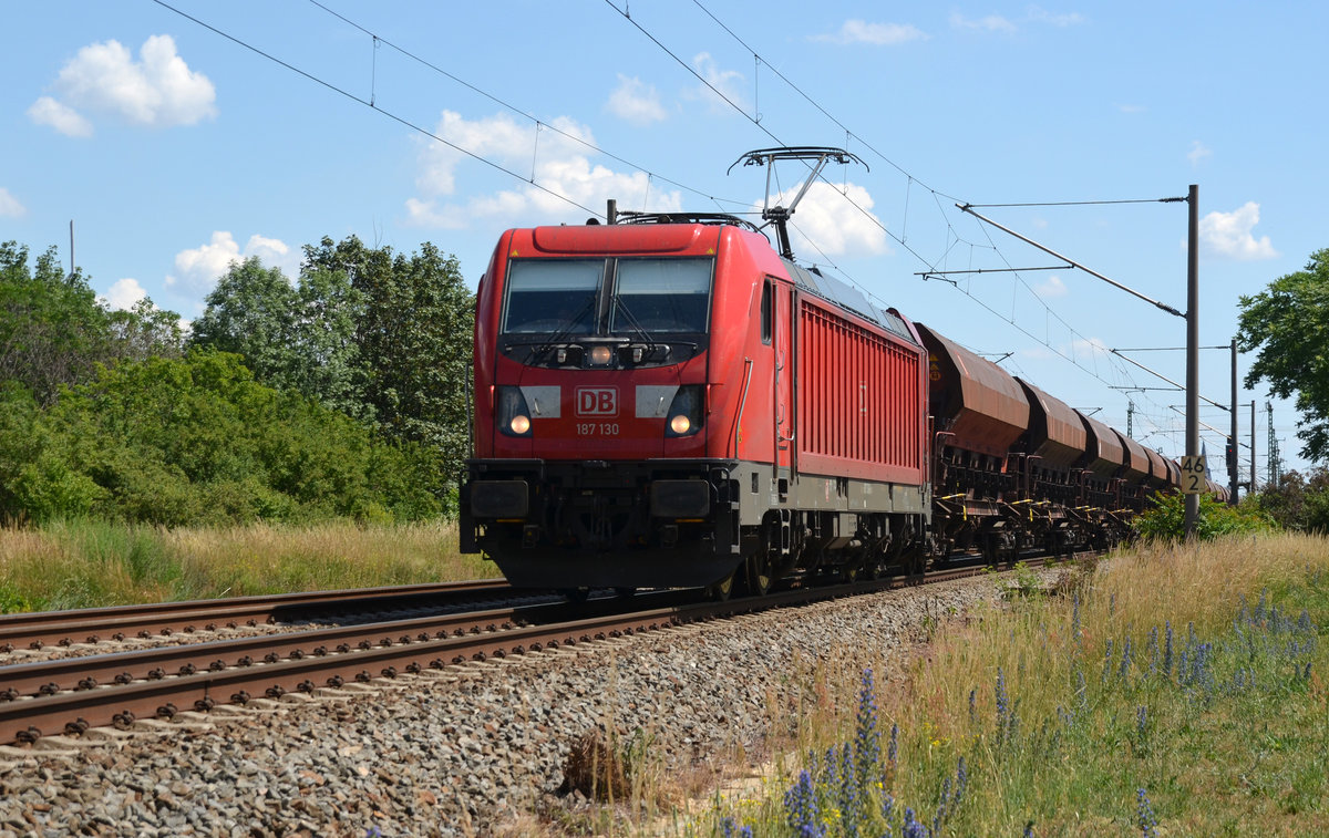 187 130 führte am 18.06.19 einen Schotterzug über das Gegengleis durch Greppin Richtung Dessau.