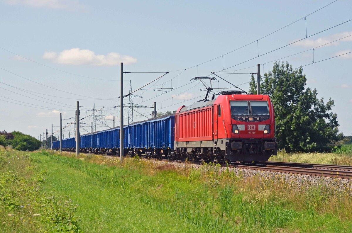 187 130 führte am 18.07.21 einen Ganzzug polnischer Hochbordwagen durch Braschwitz Richtung Magdeburg.