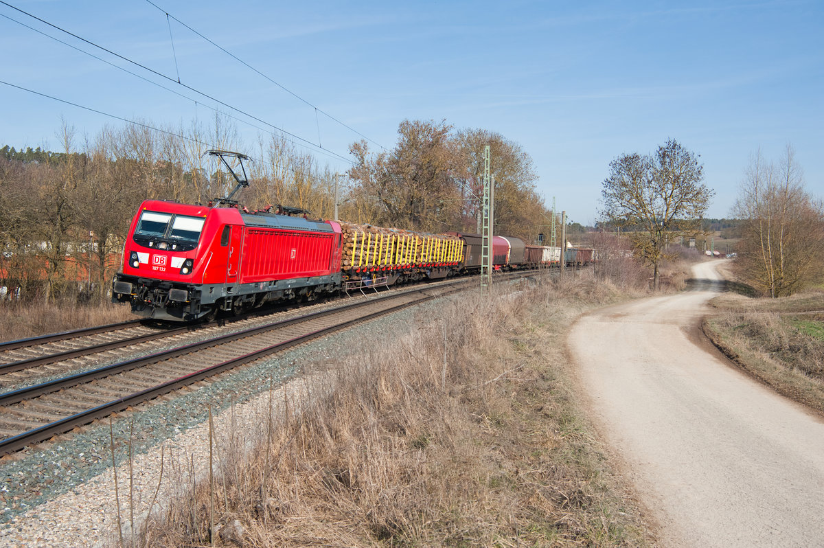 187 132 mit einem gemischten Güterzug bei Oberhessbach Richtung Ansbach, 23.02.2019