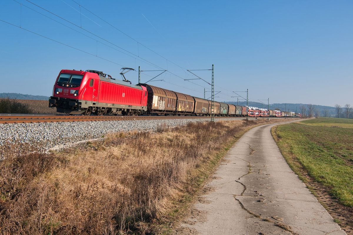 187 132 mit einem gemischten Güterzug bei Mitteldachstetten Richtung Würzburg, 24.01.2020