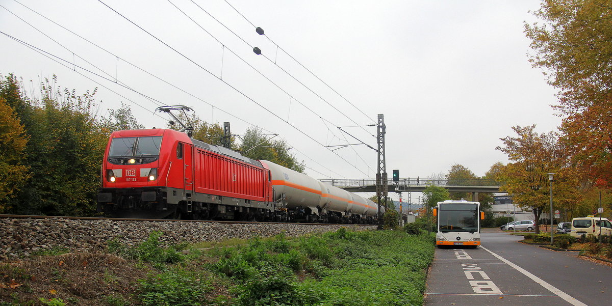187 133 DB kommt aus Richtung Koblenz mit einem gemischten Güterzug aus Mannheim nach Köln-Gremberg und fährt durch Bad-Honnef am Rhein in Richtung Köln. 
Aufgenommen auf der Rechten Rheinstrecke in Bad-Honnef(am Rhein). 
Bei Regenwetter am Nachtmittag vom 1.11.2018.