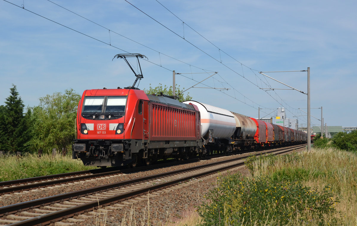 187 133 führte am 18.06.19 einen gemischten Güterzug durch Greppin Richtung Bitterfeld.