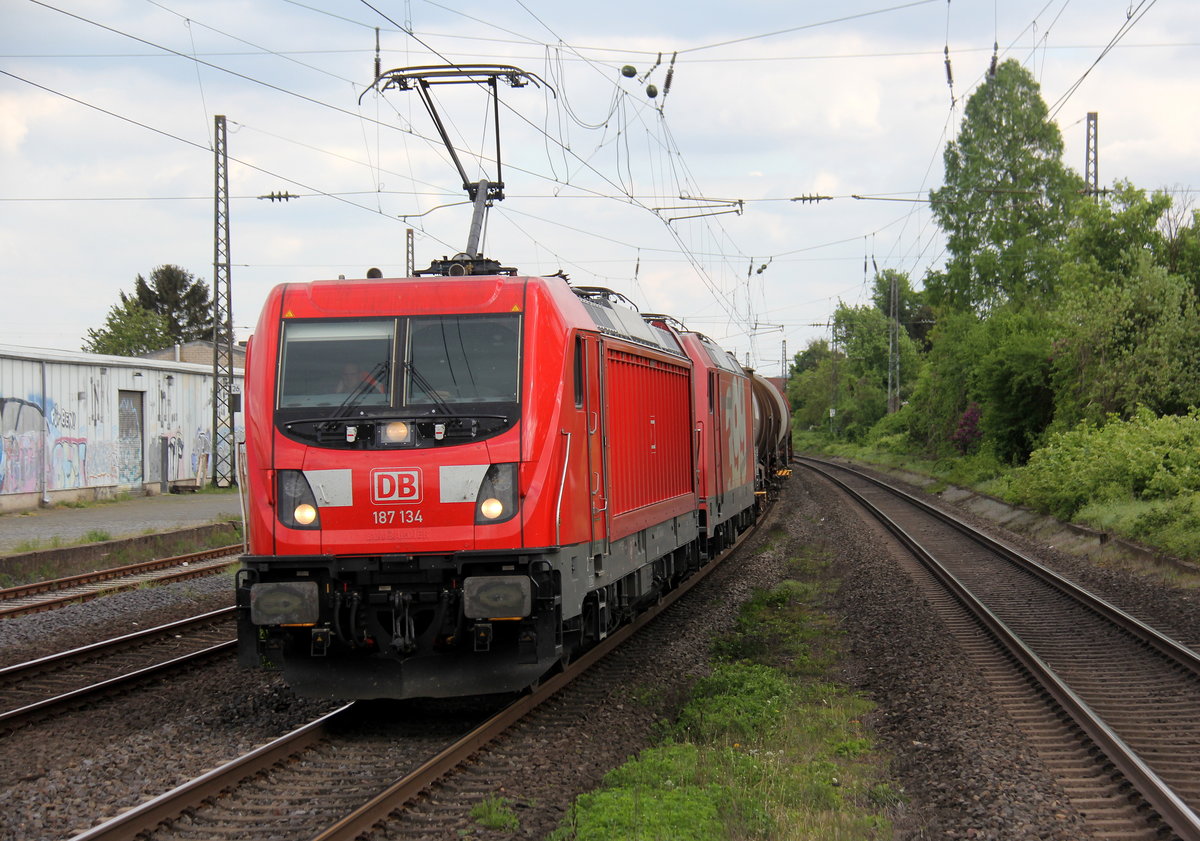 187 134 und 185 399-3 beide von DB kommen mit einem Güterzug aus Mannheim-Gbf(D) nach Köln-Gremberg(D) und kammen aus Richtung Bonn und fuhren durch Roisdorf bei Bornheim in Richtung Köln. Aufgenommen vom Bahnsteig in Roisdorf bei Bornheim. 
Bei schönem Sonnenschein und Wolken am Nachmittag vom 1.5.2018. 
