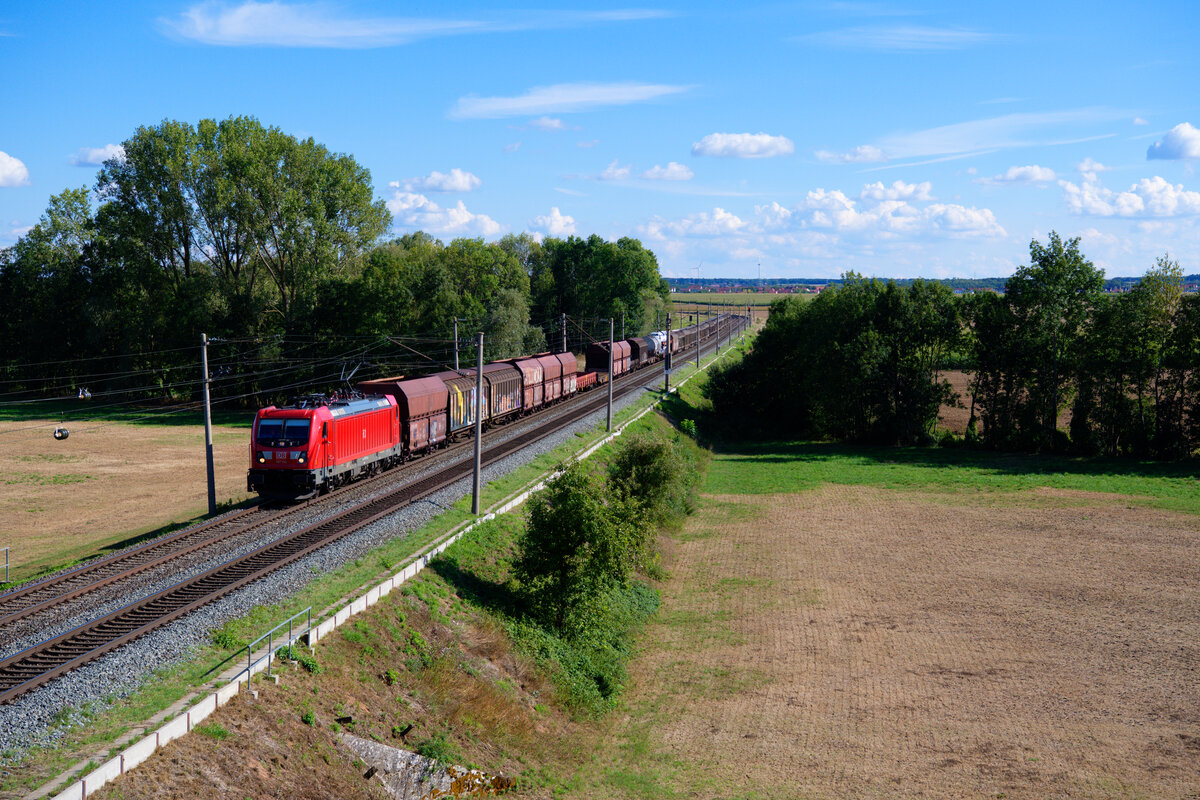 187 134 DB Cargo mit einem gemischten Güterzug bei Gollhofen Richtung Würzburg Hbf, 02.09.2020