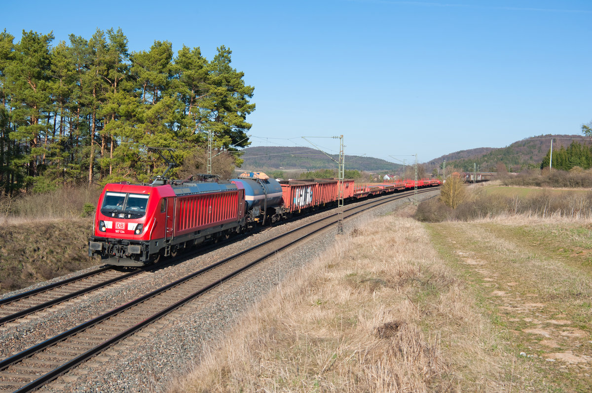 187 134 mit einem gemischten Güterzug bei Kerschhofen Richtung Nürnberg, 22.03.2019
