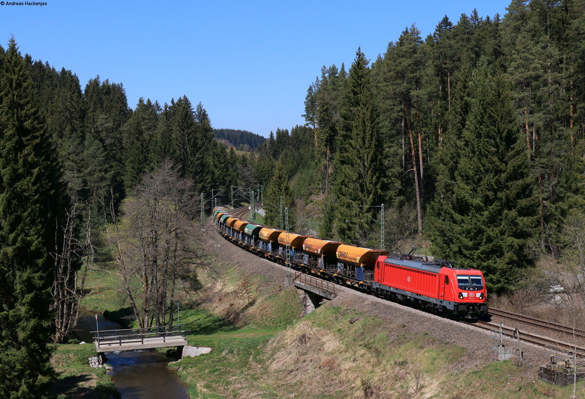 187 135-9 mit dem GAG 60507 (Friesenheim(Baden) - Villingen(Schwarzw)) im Groppertal 28.4.22