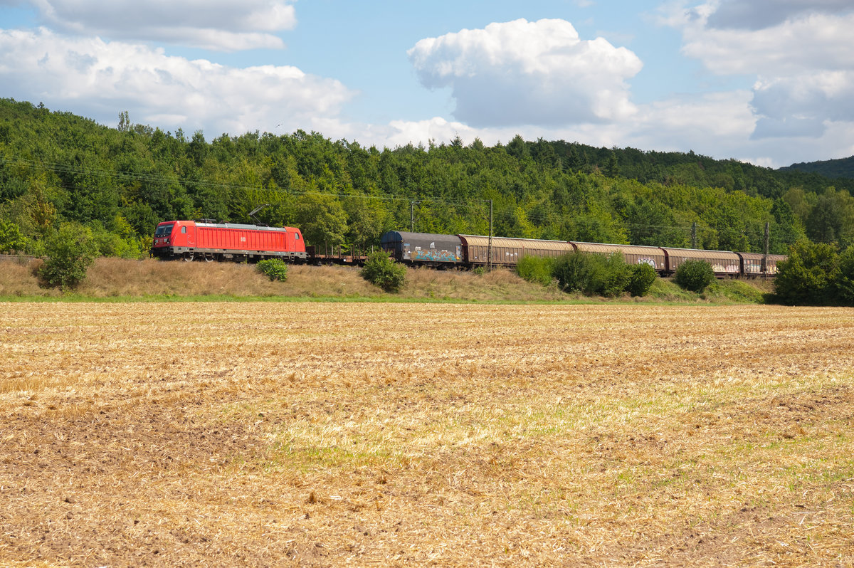 187 135 mit einem gemischten Güterzug bei Harrbach Richtung Gemünden, 01.08.2019