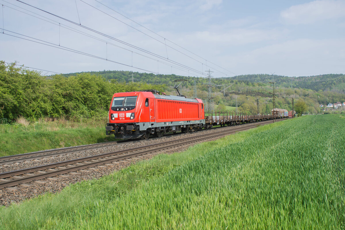 187 136-7 mit einem gemischten Güterzug am 04.05.2022 bei Reilos.