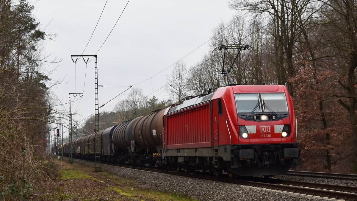 187 136 mit einem Güterzug am Abzweig Forsthaus in Fahrtrichtung Frankfurt Süd. Aufgenommen am 3.2.2019 10:44