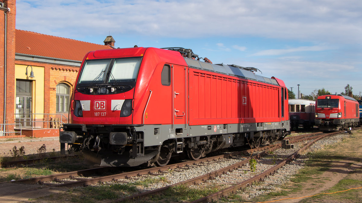 187 137-5 steht am 9. September 2018 im alten Hafen in Magdeburg. 