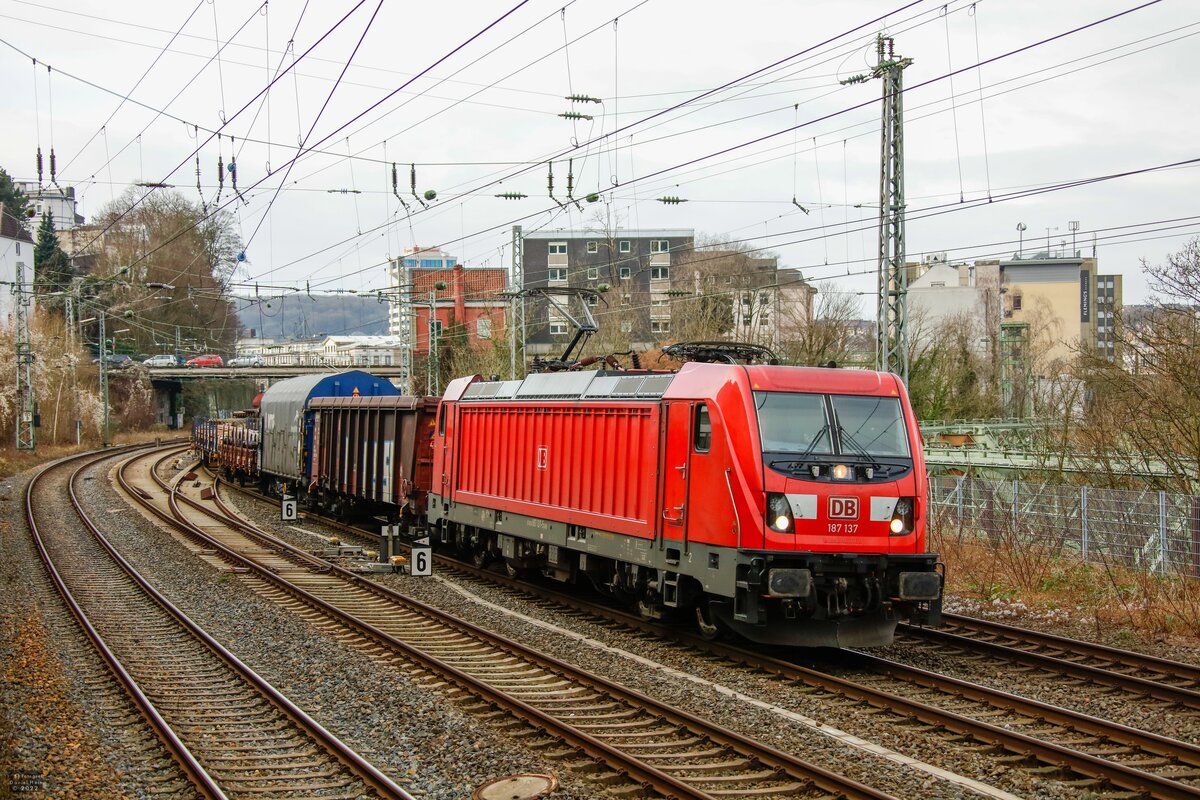 187 137 DB mit Güterzug in Wuppertal, am 08.01.2022.