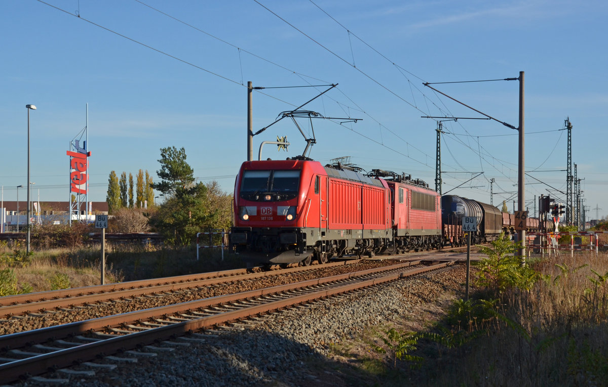 187 138 führte am 31.10.18 einen gemischten Güterzug durch Greppin Richtung Dessau. Bei der geschleppten Lok handelt es sich um 155 112.