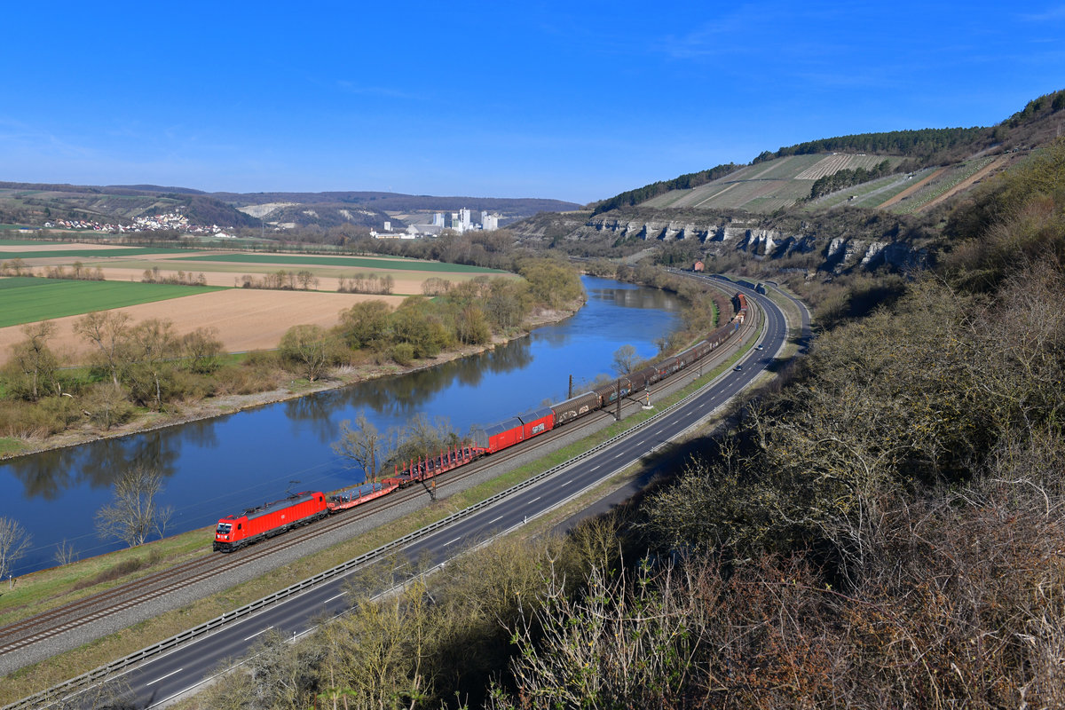 187 138 mit einem Güterzug am 07.04.2018 bei Himmelstadt. 