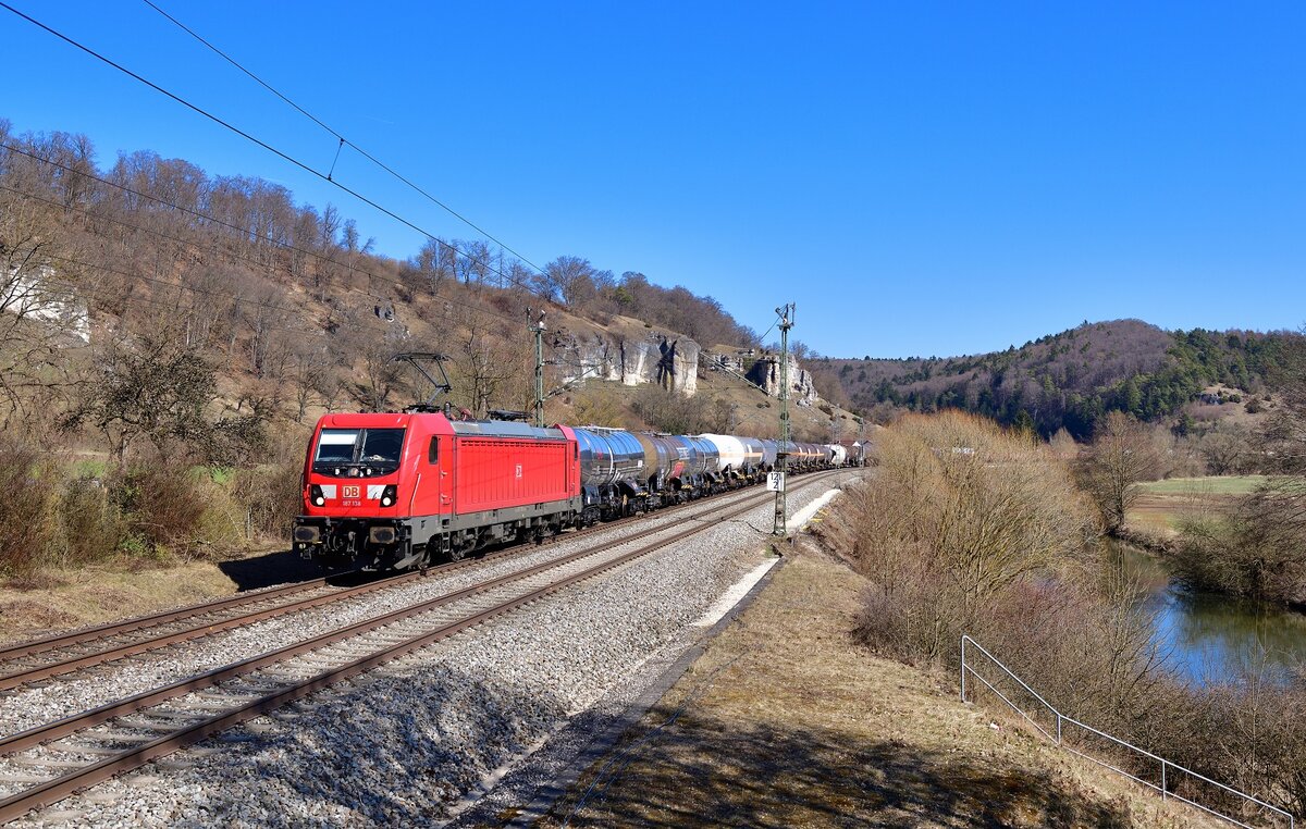 187 138 mit einem Güterzug am 22.03.2022 bei Hagenacker.