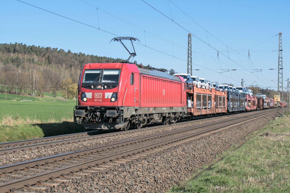 187 139-1 ist am 27.04.2021 mit einen gemischten Güterzug bei Kerzel .