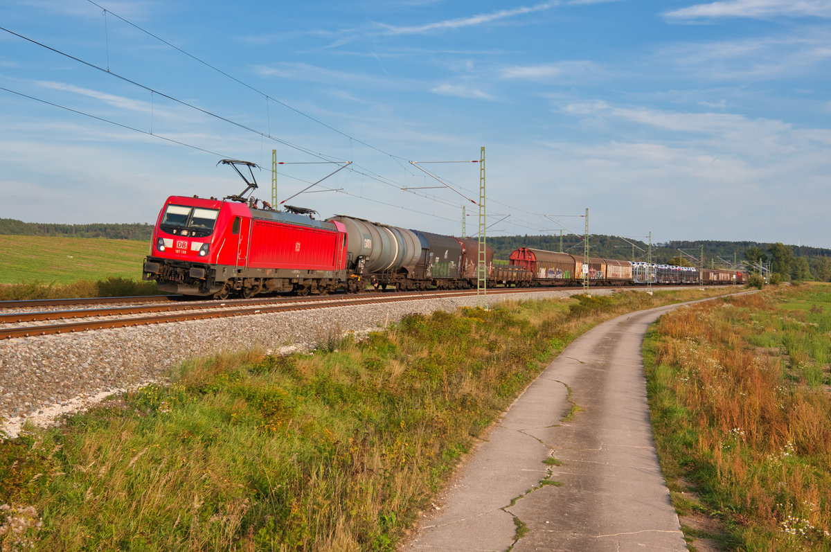 187 139 mit einem gemischten Güterzug bei Mitteldachstetten Richtung Würzburg, 17.09.2019