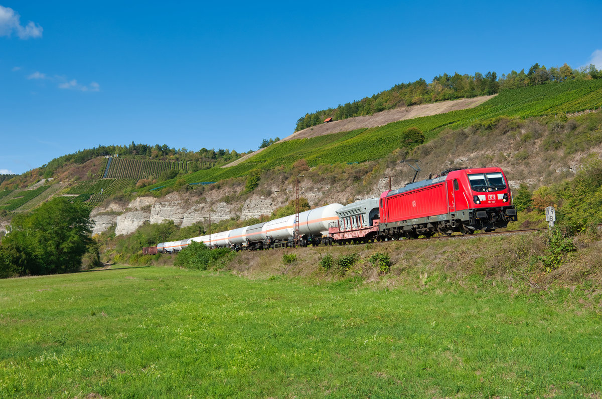 187 139 mit einem gemischten Güterzug bei Himmelstadt Richtung Würzburg, 18.09.2019