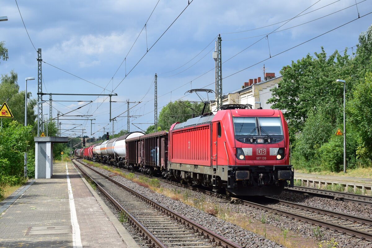 187 139 rauscht mit einem Mischer durch Wefensleben gen Magdeburg.

Wefensleben 01.08.2021