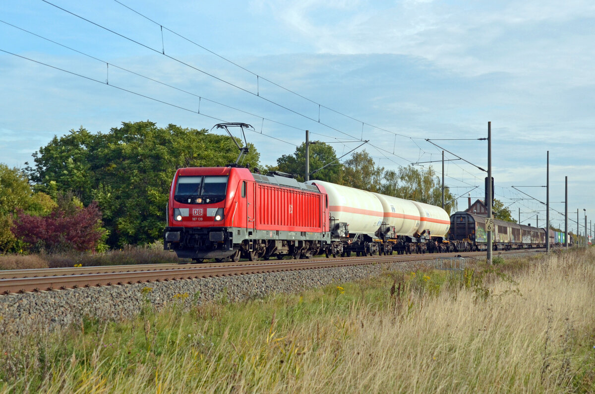 187 139 schleppte am 05.10.22 einen gemischten Güterzug durch Braschwitz Richtung Halle(S).