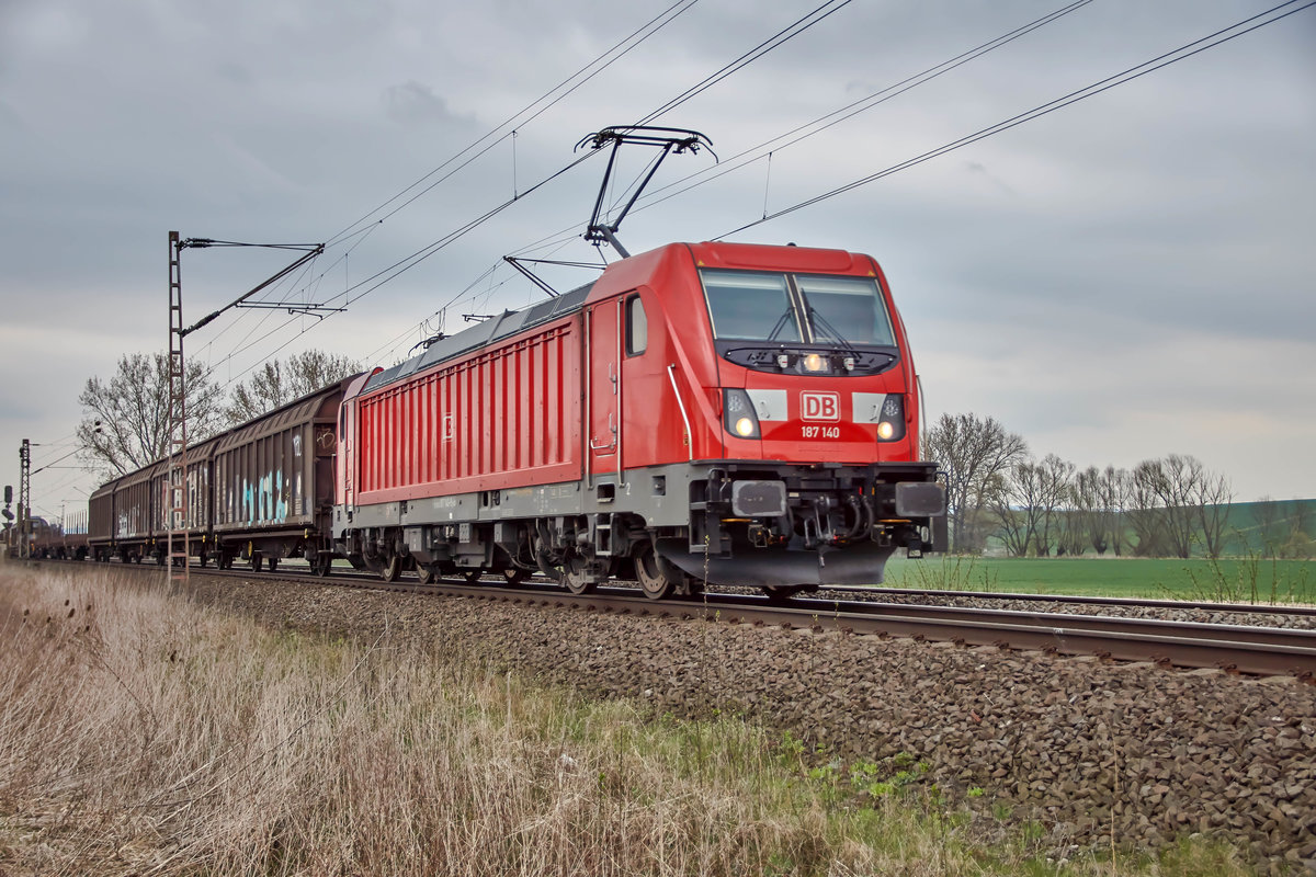 187 140 ist mit einen gemischten Güterzug bei Friedlandzu unterwegs,gesehen am 11.04.2018.