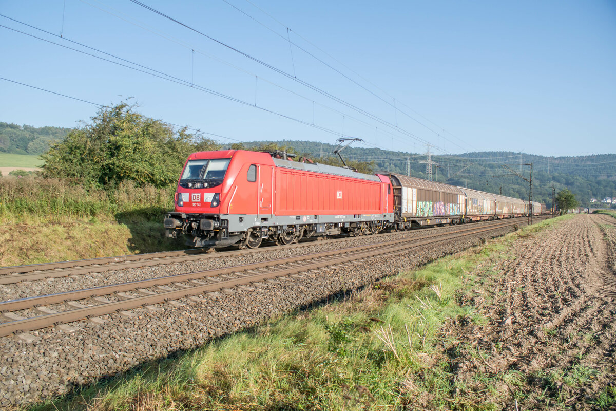 187 141-7 hat einen gemischten Güterzug am Haken gesehen am 08.09.2021 bei Reilos.