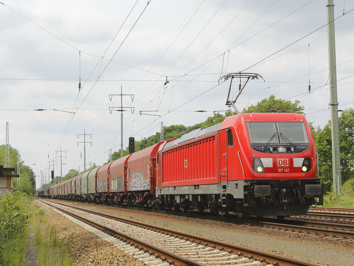 187 142 mit einem Güterzug auf den südlichen Berliner Außenring bei Diedersdorf am 26. Mai 2019.

