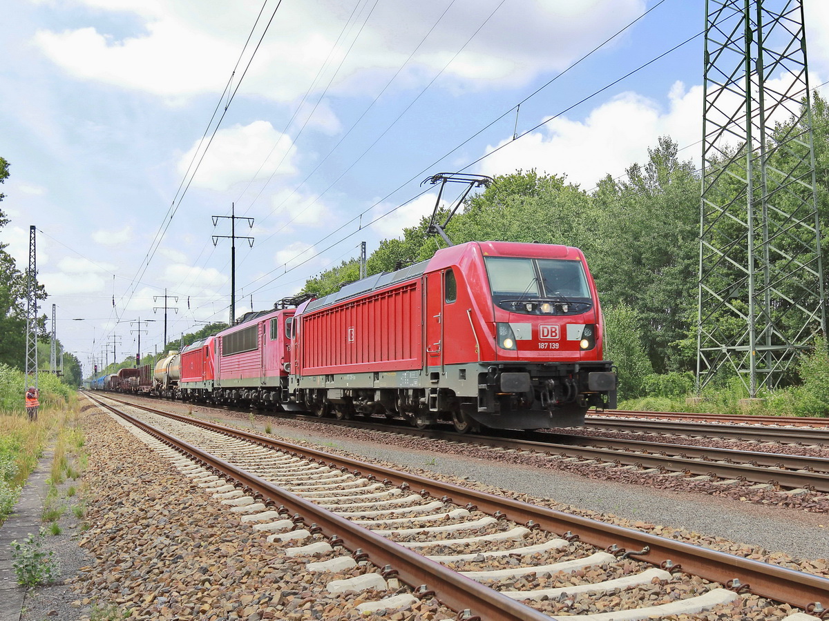 187 142 mit einer weiteren BR 187 (kalt), einer BR 155 (kalt) und einem Güterzug auf den südlichen Berliner Außenring bei Diedersdorf am 26. Mai 2019. 