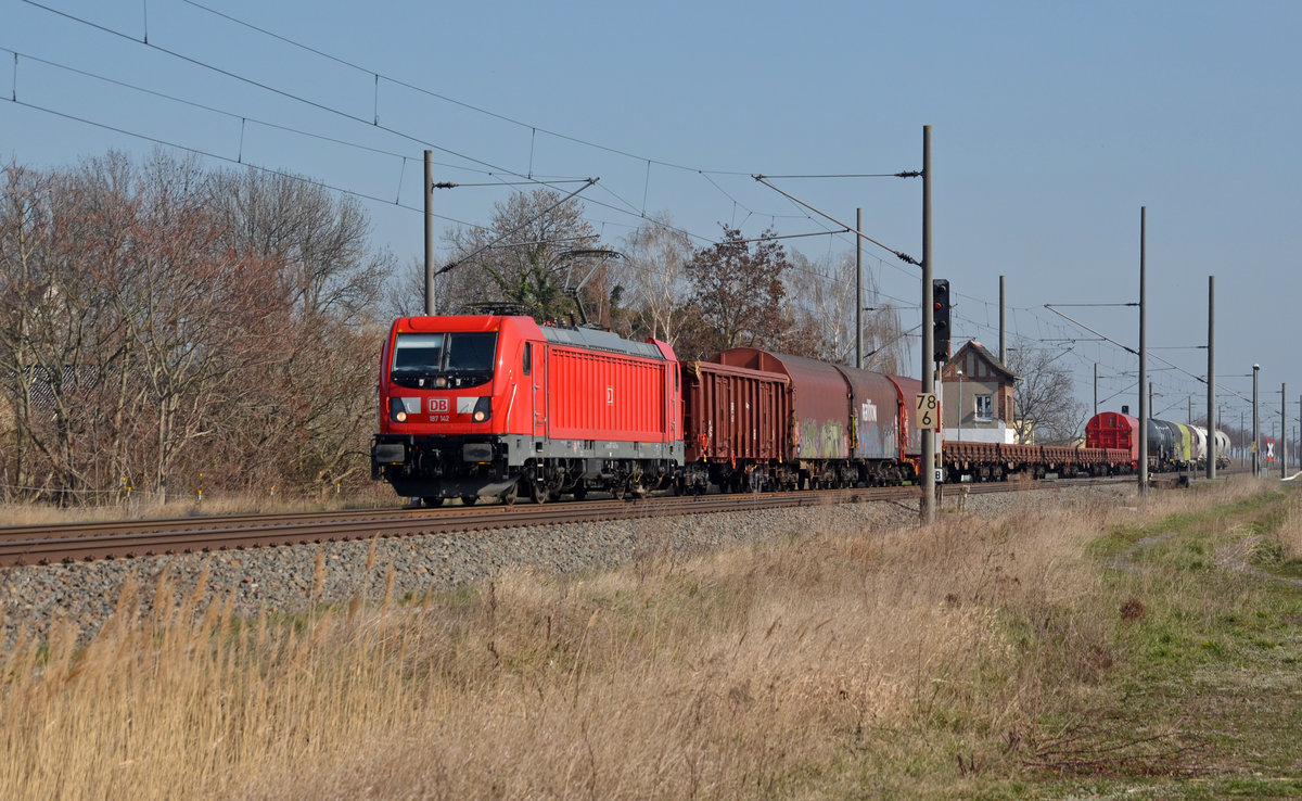 187 142 schleppte am 23.03.19 einen gemischten Güterzug durch Braschwitz Richtung Halle(S).