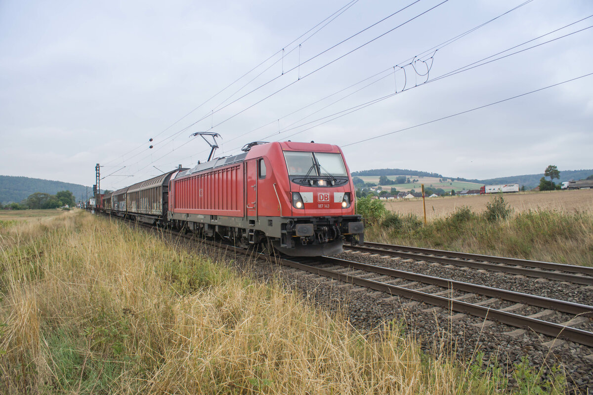 187 143-3 zu sehen mit einem gemischten Güterzug am 31.08.2022 bei Reilos