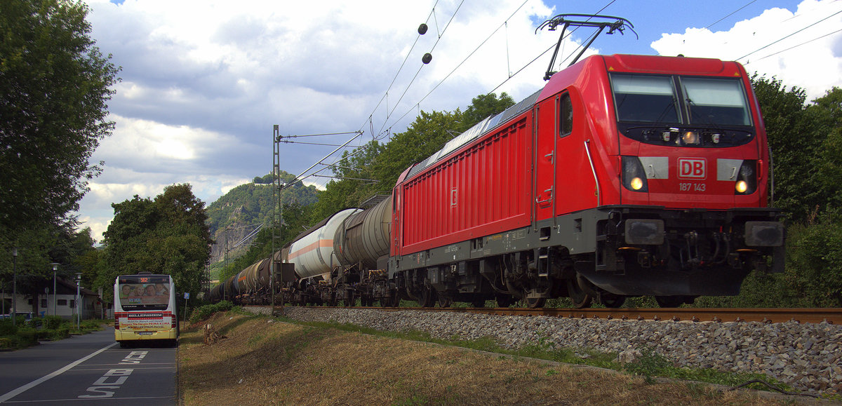 187 143 DB kommt aus Richtung Köln mit einem Kesselzug aus Köln nach Süden und fährt in Richtung Koblenz auf der Rechte Rheinstrecke KBS 465 bei Bad-Honnef am Rhein. 
Aufgenommen auf der Rechten Rheinstrecke in Bad-Honnef(am Rhein). 
Bei Sommerwetter am Nachmittag vom 31.7.2018.